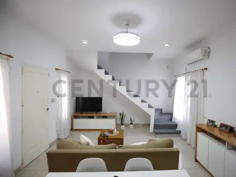 CASA DE 3 DORMITORIOS CON PARQUE Y COCHERA - VENTA - RINGUELET - LA PLATA