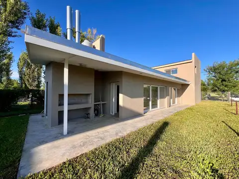 Casa Funes Town. Olavarria 1139. Piscina. Hermoso parque.
