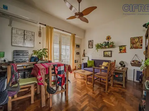 Departamento 2 ambientes en tercer piso por escalera en Villa Pueyrredón. Balcón Francés