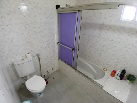 Casa en Punta Chacra, muy buen estado con pileta.-