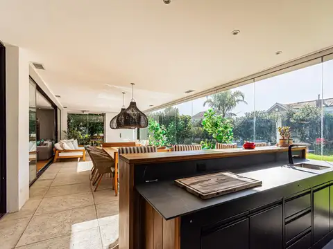 Casa 6 ambientes con 4 baños