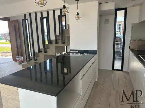 Casa 4 ambientes con 3 baños