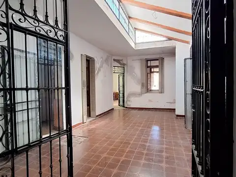 Casa 10 ambientes con 1 baño