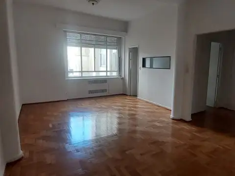Excelente semipiso frente con balcon a metros Avda. Santa Fe, reciclado y pintado 100 m2