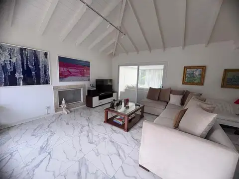 Casa en Alquiler con 5 cocheras