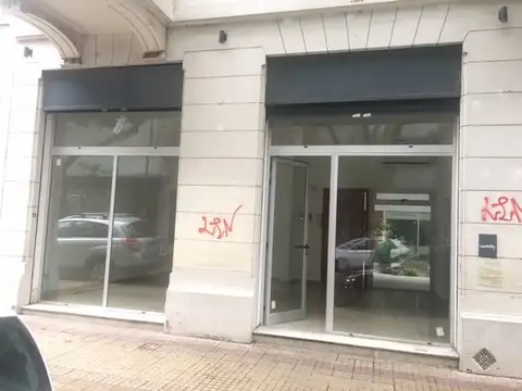EXCELENTE LOCAL DE 40 M2 - DOBLE VIDRIERA - CORTINA METALICAS CON MOTOR