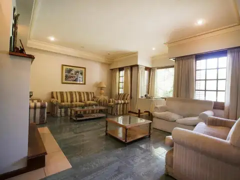 Casa en venta - 3 Dormitorios 2 -Cocheras - 450Mts2 - General Roca