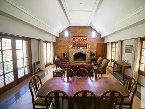 Casa 7 ambientes con 2 baños