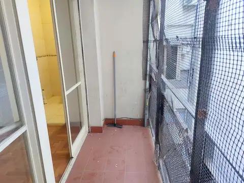 Centro: 1 Amb. Cftre. Balcón. Cocina y baño completos. Excelente estado. A/Profesional.-