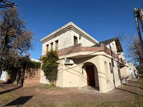 Casa con 3 dormitorios, cochera, patio y consultorios a la venta