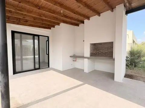 Casa 4 ambientes con 2 baños