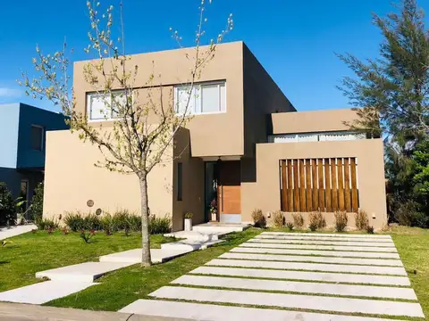 Casa en Venta con 2 cocheras