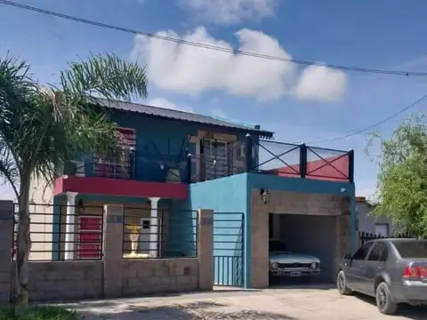 Casa de dos plantas con departamentos anexos y cochera cubie