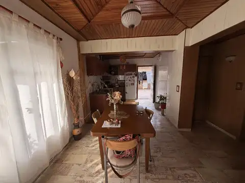 Casa 4 ambientes con 2 baños