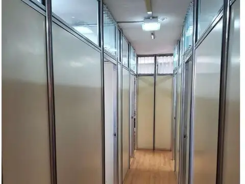 Amplio Dpto. con Recepción y 6 oficinas o consultorios