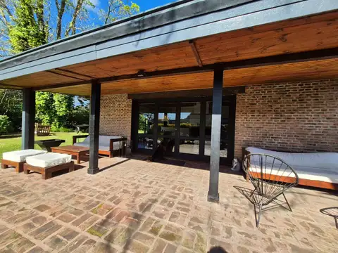 Casa 5 ambientes con 4 baños