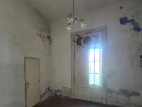 Casa multifamiliar de 6 ambientes con 3 patios y terraza