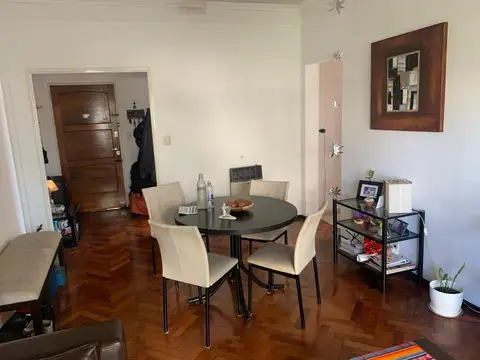 Departamento 3 ambientes Luminoso con Balcón Al frente en Excelente Estado.