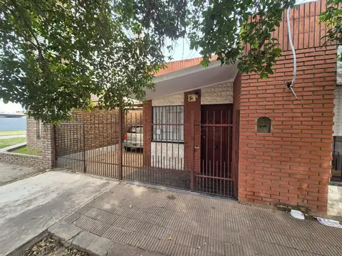 CASA 2 DORMITORIOS, COCHERA Y PATIO- SAN LORENZO