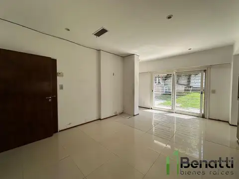 Casa sobre DOS LOTES. 6 ambientes. EXCELENTE UBICACIÓN.