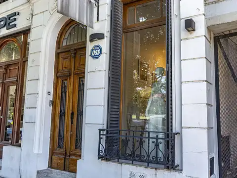 LOCAL ,frente plaza , con terraza - No apto Gastronomia