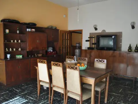 Venta Casa con 3 habitaciones garaje y jardin ACEPTA PERMUTA EN CABA