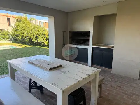Casa en Alquiler con 1 cochera