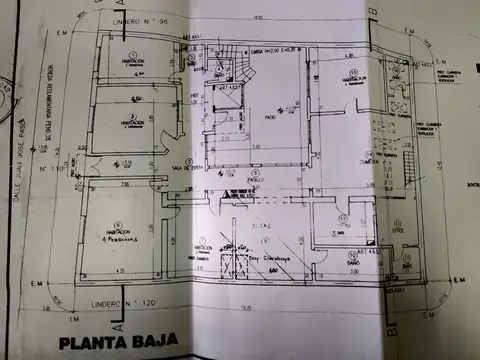 Edificio de 2 plantas con ascensor, 15 despachos y depcias.