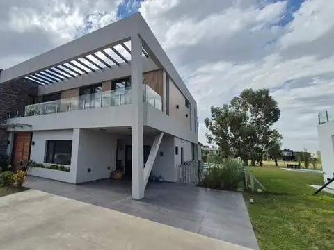 EN VENTA CASA 4 AMB CANNING LOS ROBLES CANNING