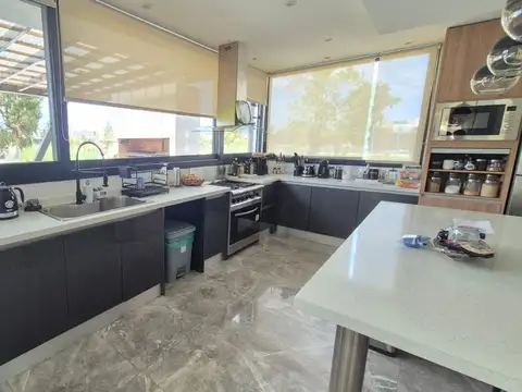 Casa 5 ambientes con 3 baños