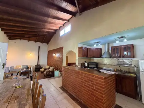Casa 4 ambientes con 2 baños