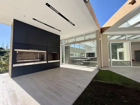 Casa 6 ambientes con 5 baños