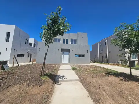 Casa  en Venta en Santa Lucia, Pilar del Este, Pilar