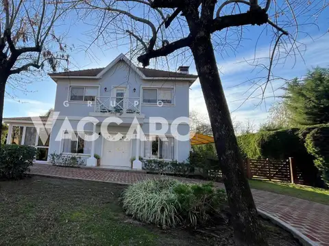 Casa 5 ambientes con 4 baños