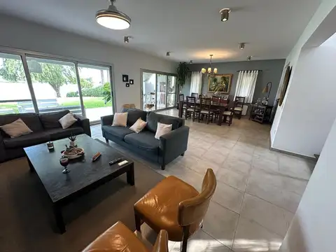 Casa en Venta con 2 cocheras