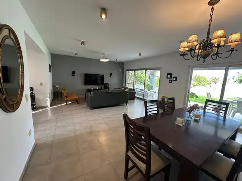 Casa 6 ambientes con 2 baños