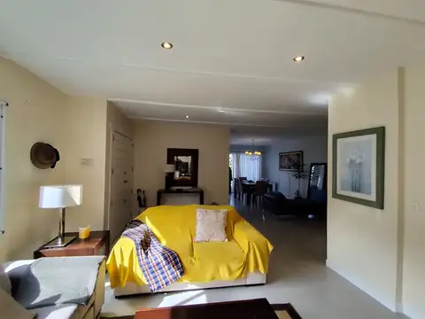 Casa 3 ambientes con 2 baños