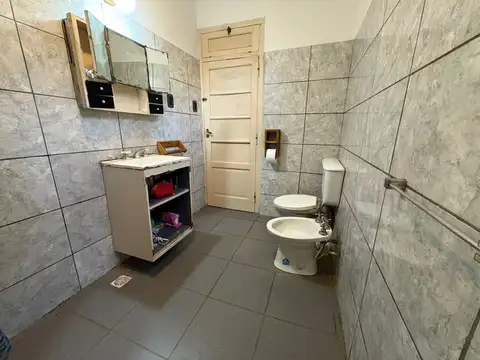 VENTA CASA 4 AMB CON PATIO Y GARAGE EN V. LOPEZ