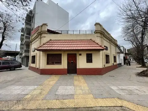 ECEL CASA SOBRE LOTE PROPIO EN ESQUINA 4 AMB 2 BAÑOS PATIO TERRAZA CON QUINCHO Y PARRILLA