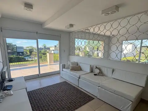 VENTA CASA 3 DORMITORIOS CON PILETA Y PARQUE – PUERTO ROLDÁN
