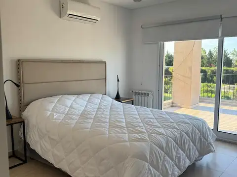 VENTA CASA 3 DORMITORIOS CON PILETA Y PARQUE – PUERTO ROLDÁN