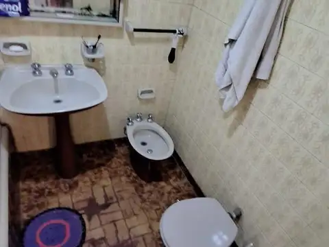 VENTA CASA VILLA LYNCH CUATRO AMBIENTES TRES COCHERAS