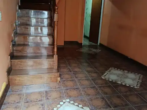 Dúplex de 2 ambientes y medio con patio cubierto
