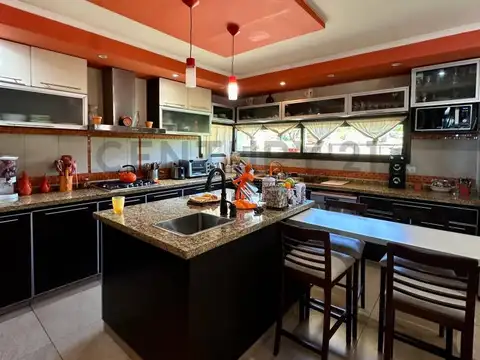 Casa 5 ambientes con 3 baños