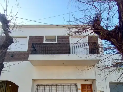 CASA MULTIFAMILIAR  EN VENTA SOBRE ALFREDO GUIDO  al 3700