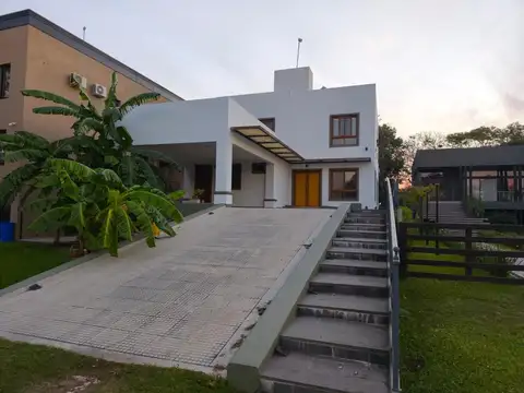 Vende casa en Barrio La Ribera