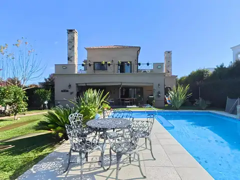 Casa en Venta con 3 cocheras