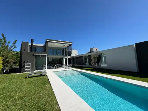 IMPECABLE CASA EN VENTA EN TERRAVISTA - 5 SUITES