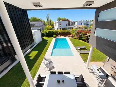 Casa en Venta con 4 cocheras