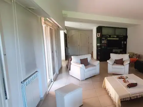 Casa 5 ambientes con 4 baños